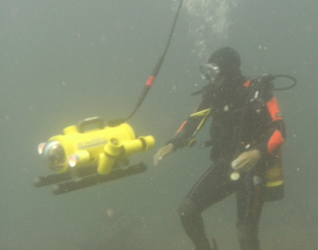 Diver using SeaOtter 2 under water