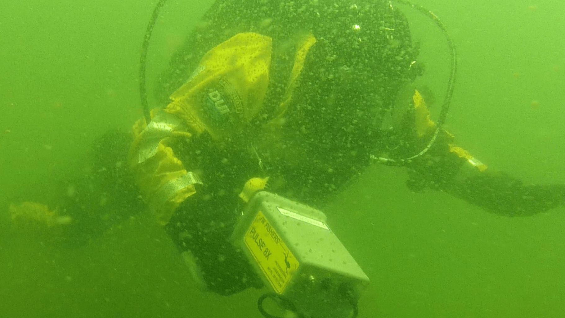 A diver under water using the Pulse 8X